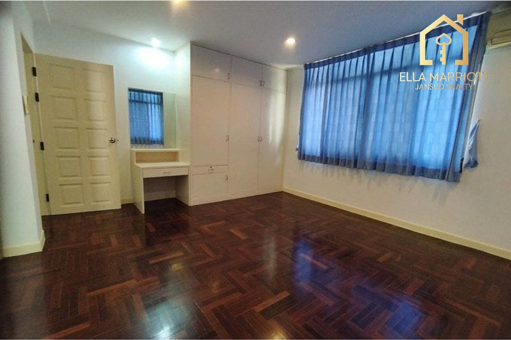 Spacious 4-Bedroom Townhouse with Garden for Rent in Sukhumvit 31 11