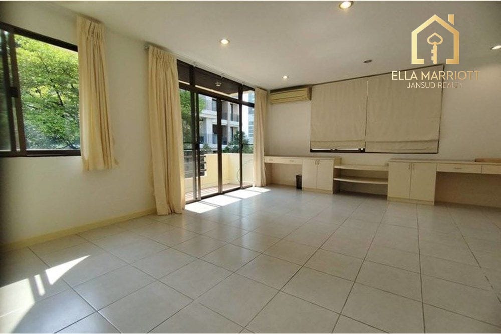Spacious 4-Bedroom Townhouse with Garden for Rent in Sukhumvit 31 12