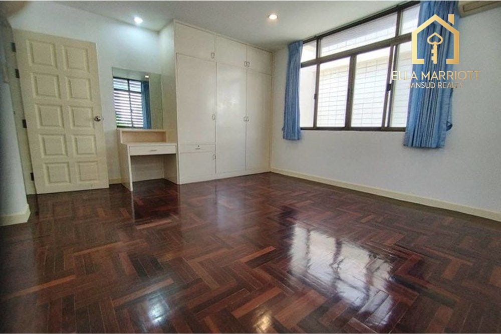 Spacious 4-Bedroom Townhouse with Garden for Rent in Sukhumvit 31 13