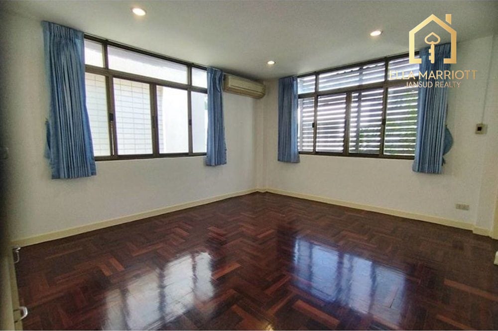 Spacious 4-Bedroom Townhouse with Garden for Rent in Sukhumvit 31 14
