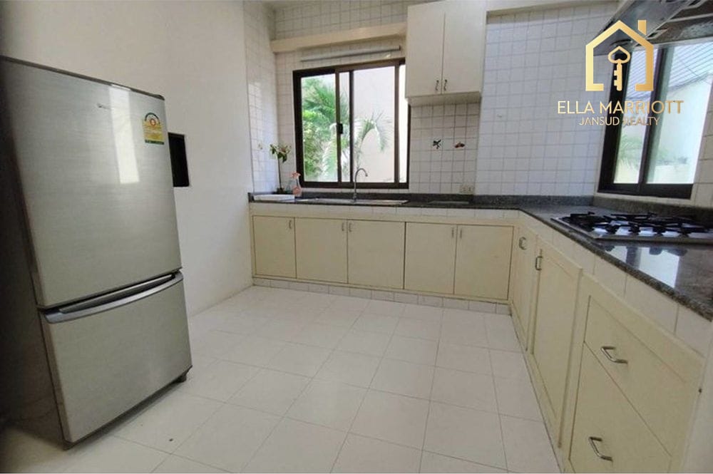 Spacious 4-Bedroom Townhouse with Garden for Rent in Sukhumvit 31 6