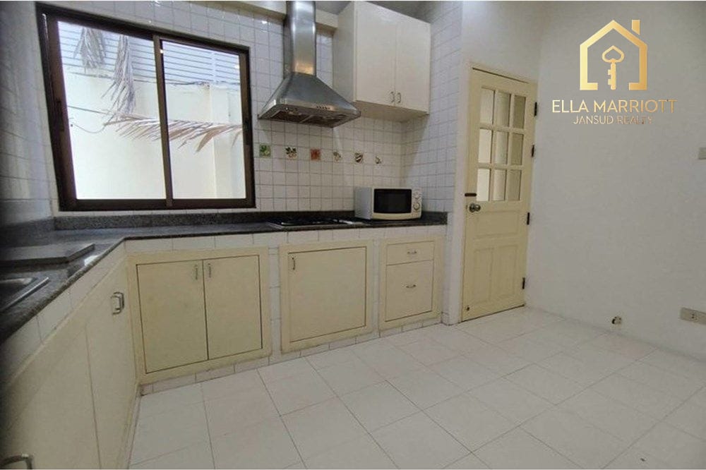 Spacious 4-Bedroom Townhouse with Garden for Rent in Sukhumvit 31 7