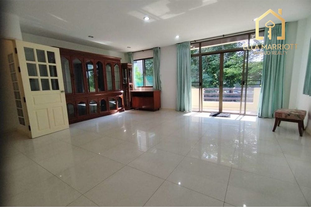 Spacious 4-Bedroom Townhouse with Garden for Rent in Sukhumvit 31 9