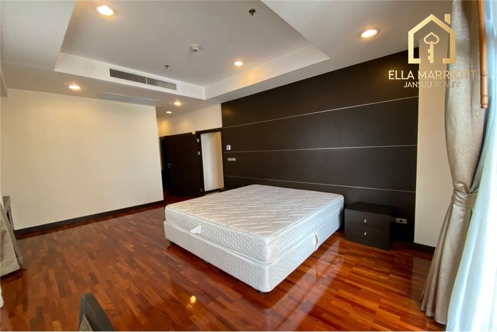 Pet-Friendly 3-Bedroom Condo for Rent in Sukhumvit 19 10