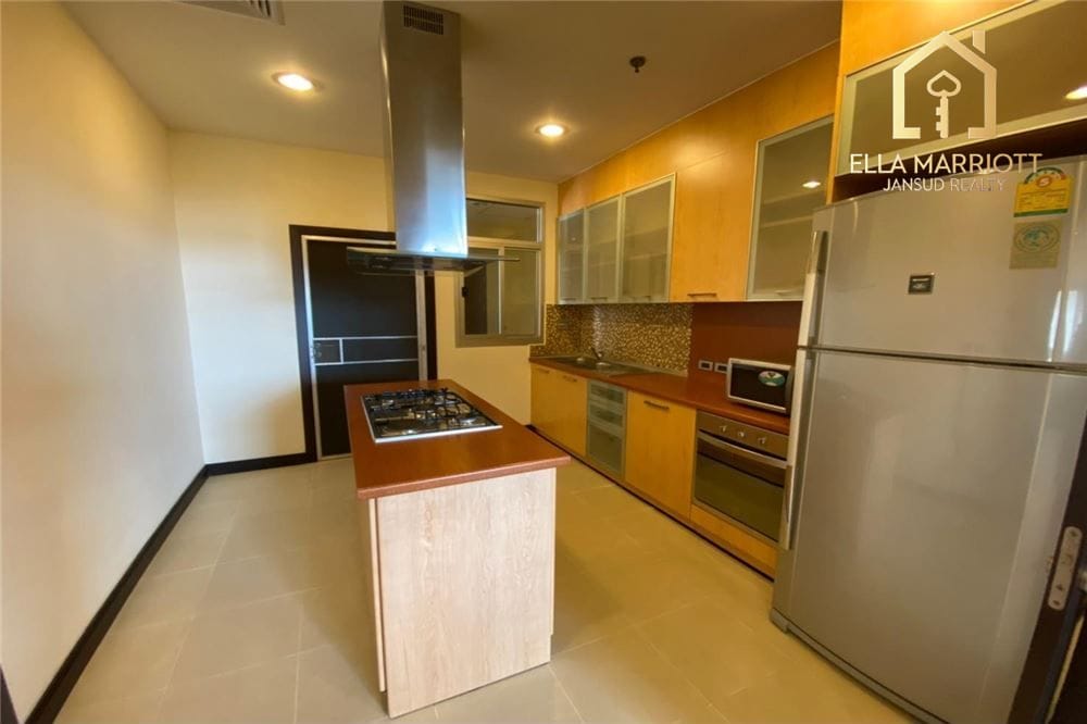 Pet-Friendly 3-Bedroom Condo for Rent in Sukhumvit 19 3