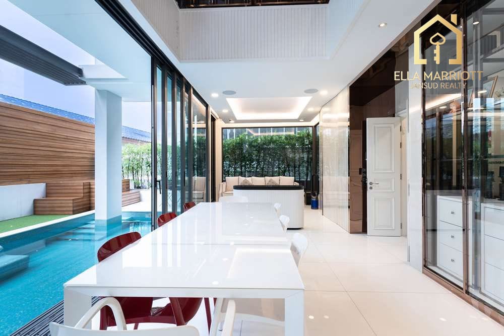 Buy 130MB | Ultra-Luxe 4BR Townhouse | Pool & Lift | Sukhumvit 49 1