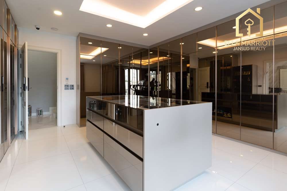 Buy 130MB | Ultra-Luxe 4BR Townhouse | Pool & Lift | Sukhumvit 49 25