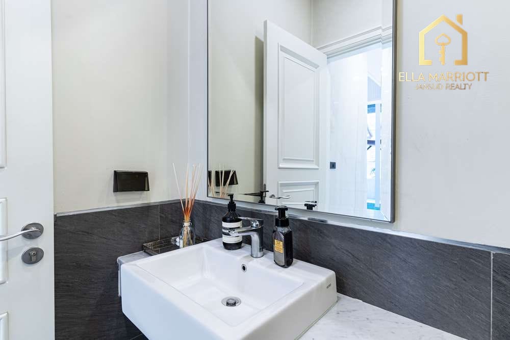 Buy 130MB | Ultra-Luxe 4BR Townhouse | Pool & Lift | Sukhumvit 49 9