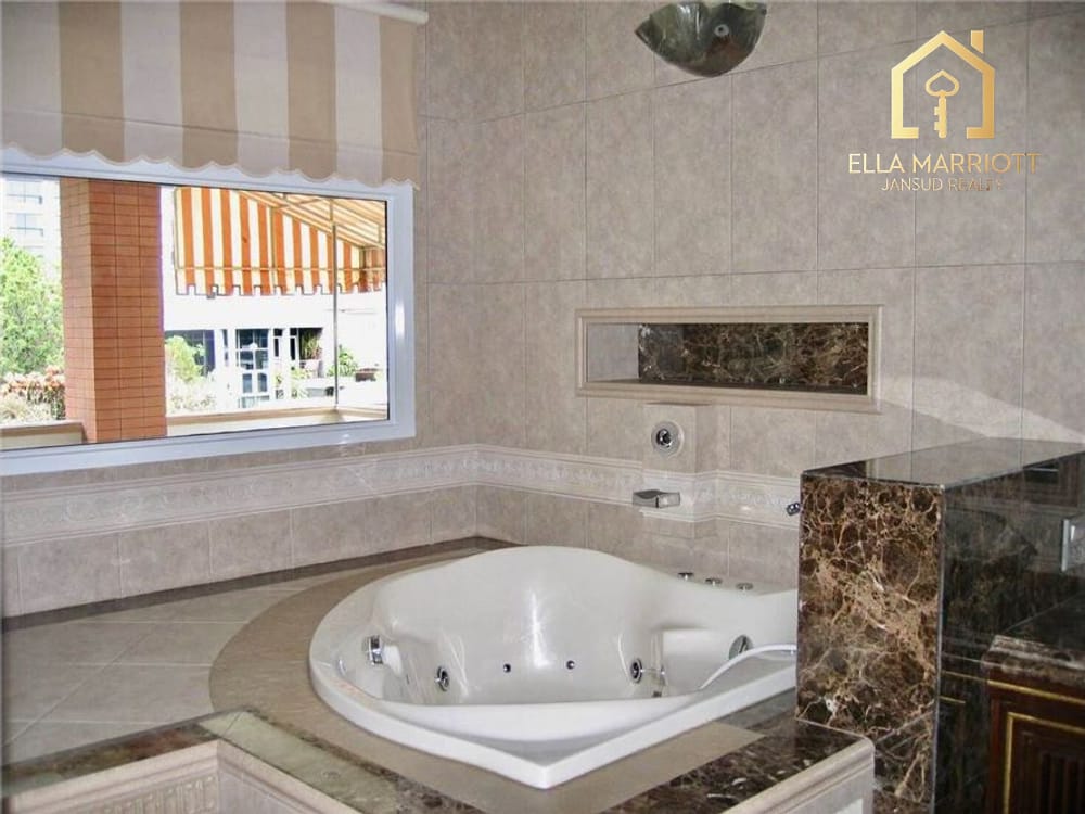 4-Bedroom Detached House for Rent with Private Pool in Ekkamai 10