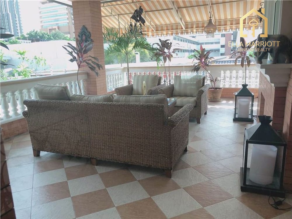 4-Bedroom Detached House for Rent with Private Pool in Ekkamai 6