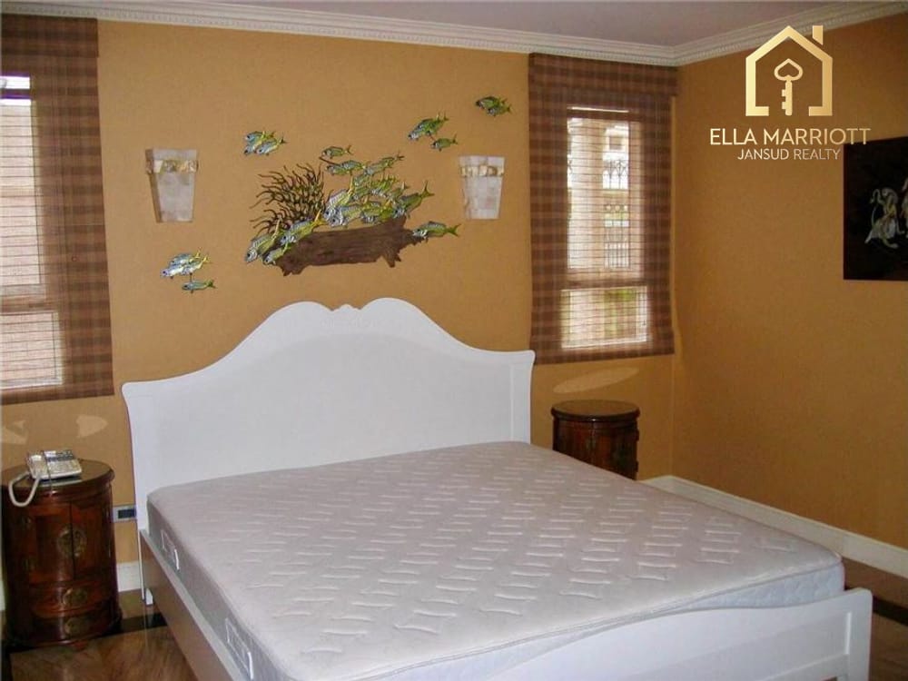 4-Bedroom Detached House for Rent with Private Pool in Ekkamai 8