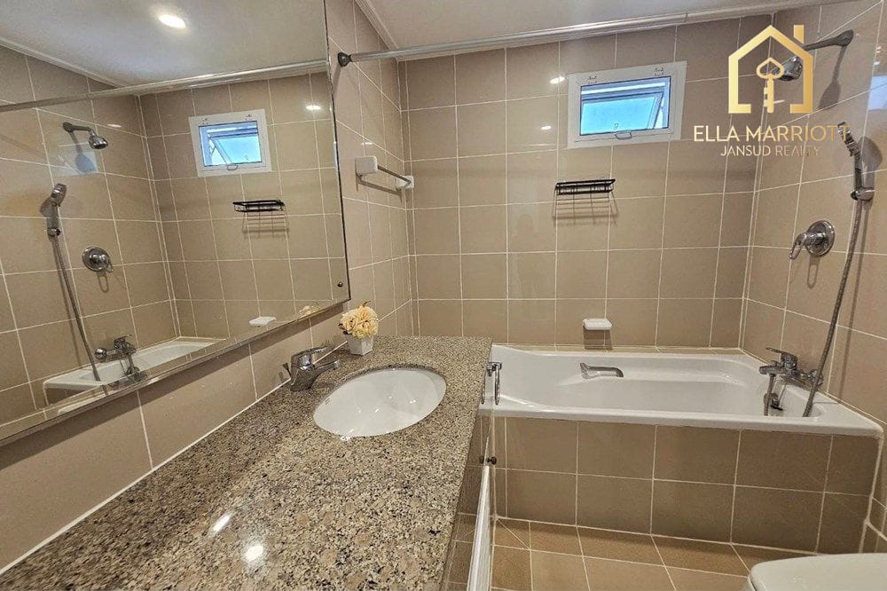 Rent 130K | 315sqm 3BR 4BA+Maid | Pet-Friendly | 4 Min BTS Asok 10