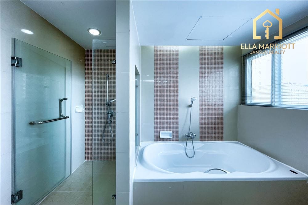 Luxurious 3-Bedroom Condo for Rent in Central Bangkok 10