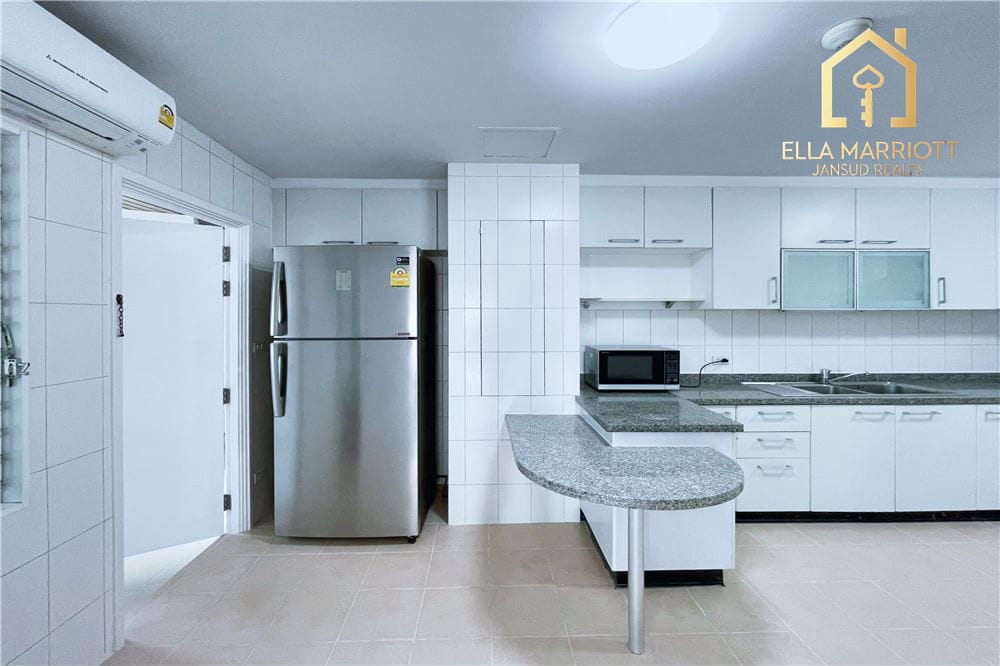 Luxurious 3-Bedroom Condo for Rent in Central Bangkok 6