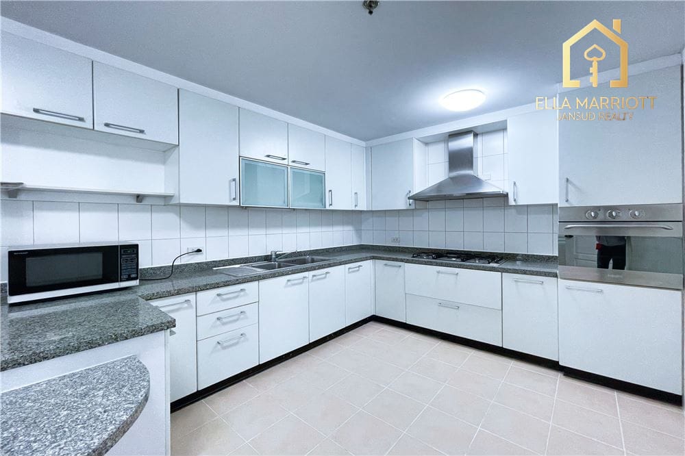 Luxurious 3-Bedroom Condo for Rent in Central Bangkok 7