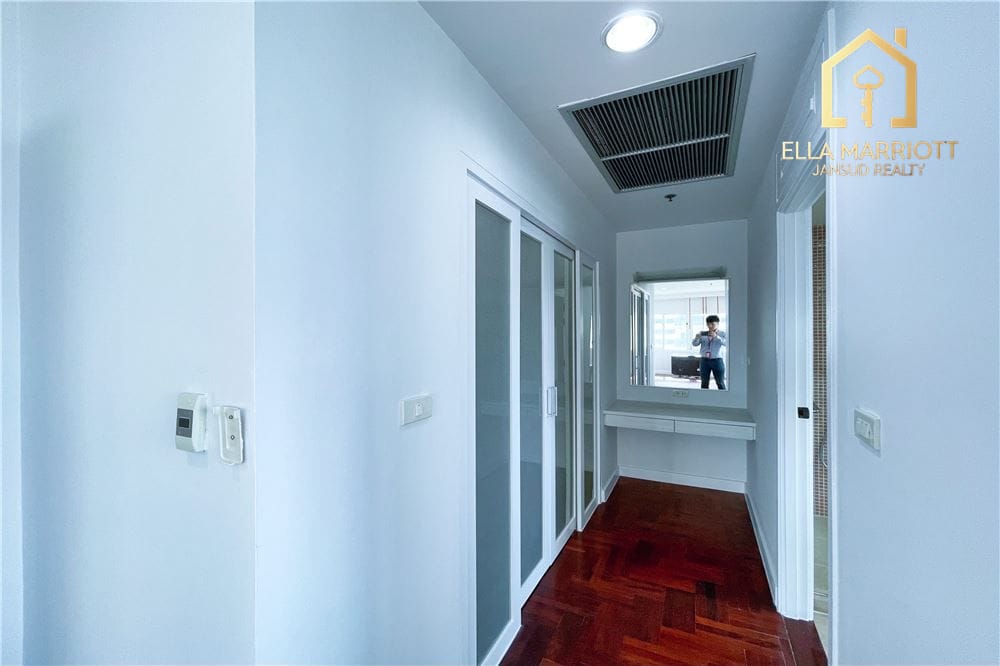 Luxurious 3-Bedroom Condo for Rent in Central Bangkok 8