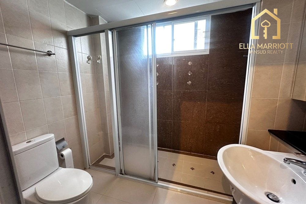 Modernes Reihenhaus zu verkaufen im lebhaften Chom Thong 21