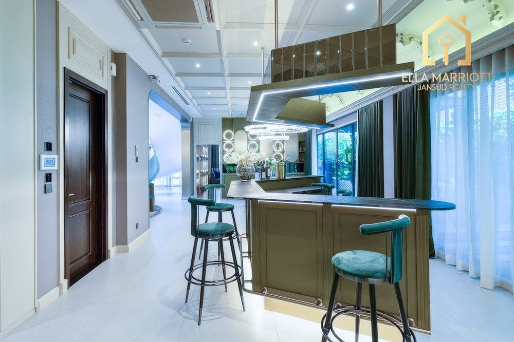 This Luxurious Modern Classic Home on Bangkok's Srinakarin-Romklao 14