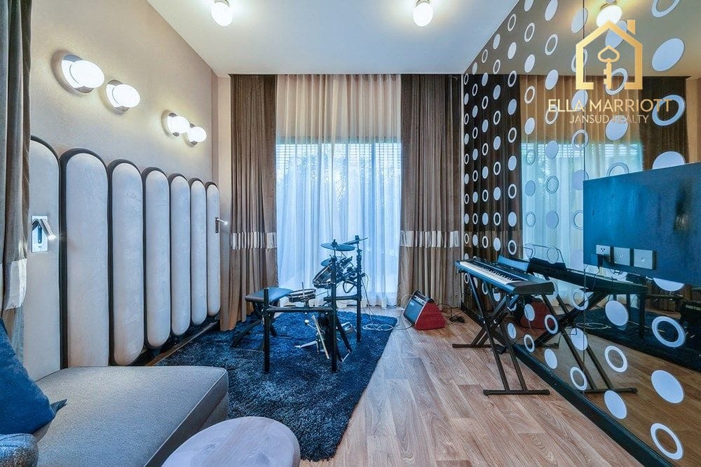 This Luxurious Modern Classic Home on Bangkok's Srinakarin-Romklao 26