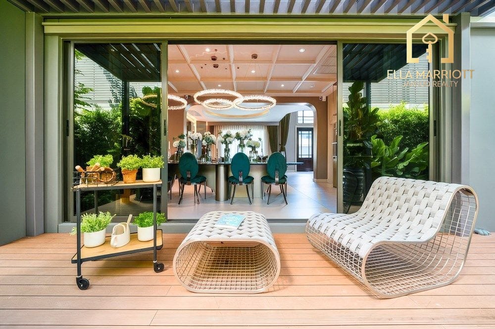 This Luxurious Modern Classic Home on Bangkok's Srinakarin-Romklao 3
