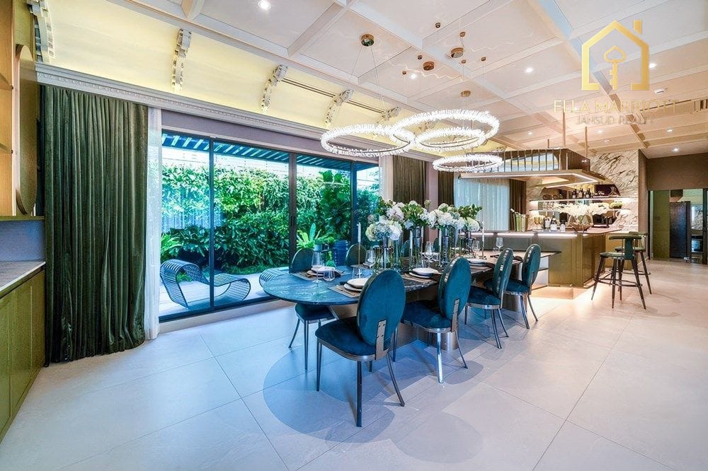 This Luxurious Modern Classic Home on Bangkok's Srinakarin-Romklao 4