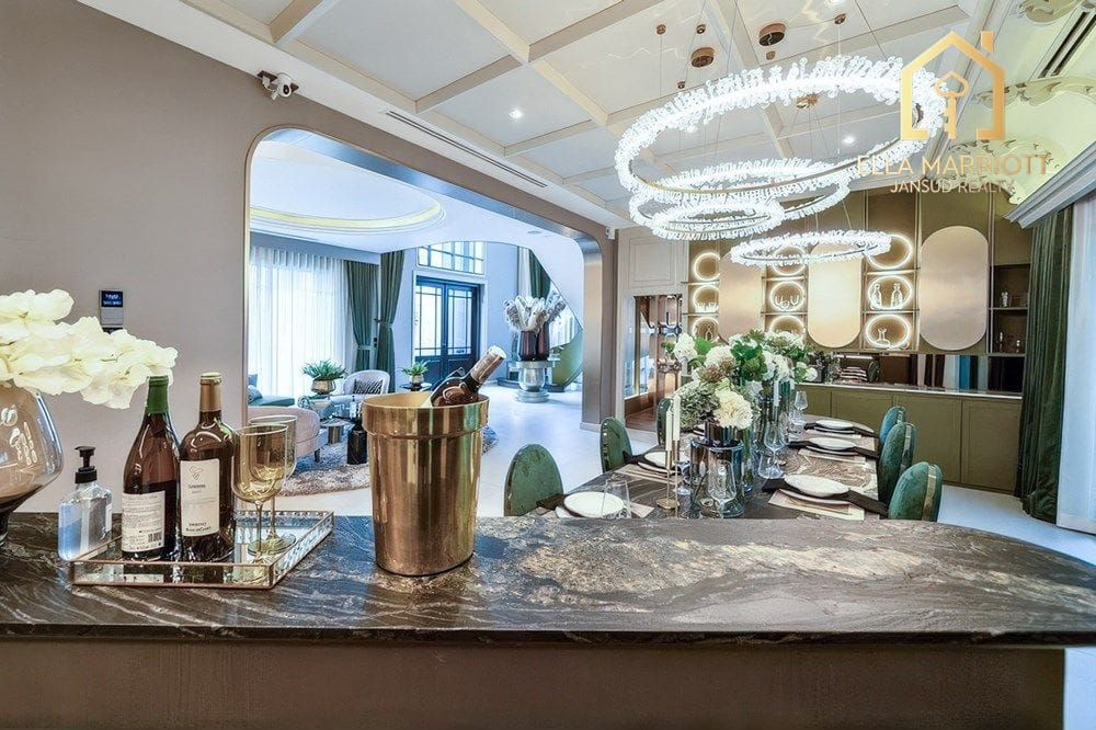 This Luxurious Modern Classic Home on Bangkok's Srinakarin-Romklao 9