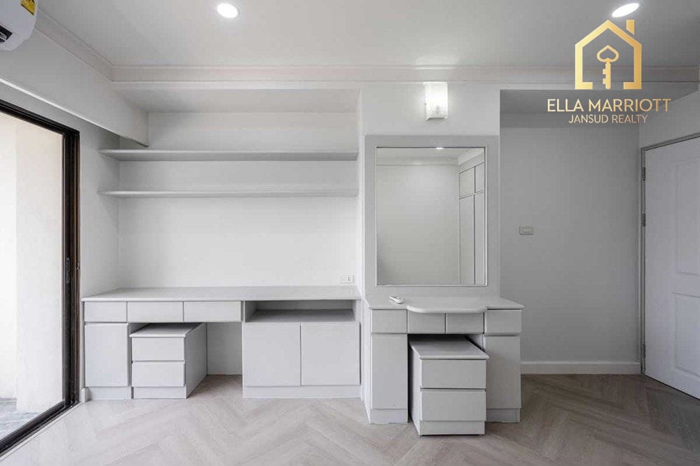 2-Bedroom Condo at Saranjai Mansion — 3 min walk to BTS Nana 12