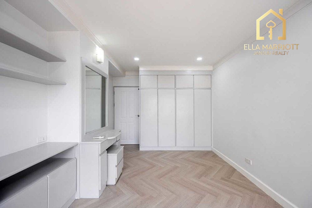 2-Bedroom Condo at Saranjai Mansion — 3 min walk to BTS Nana 13
