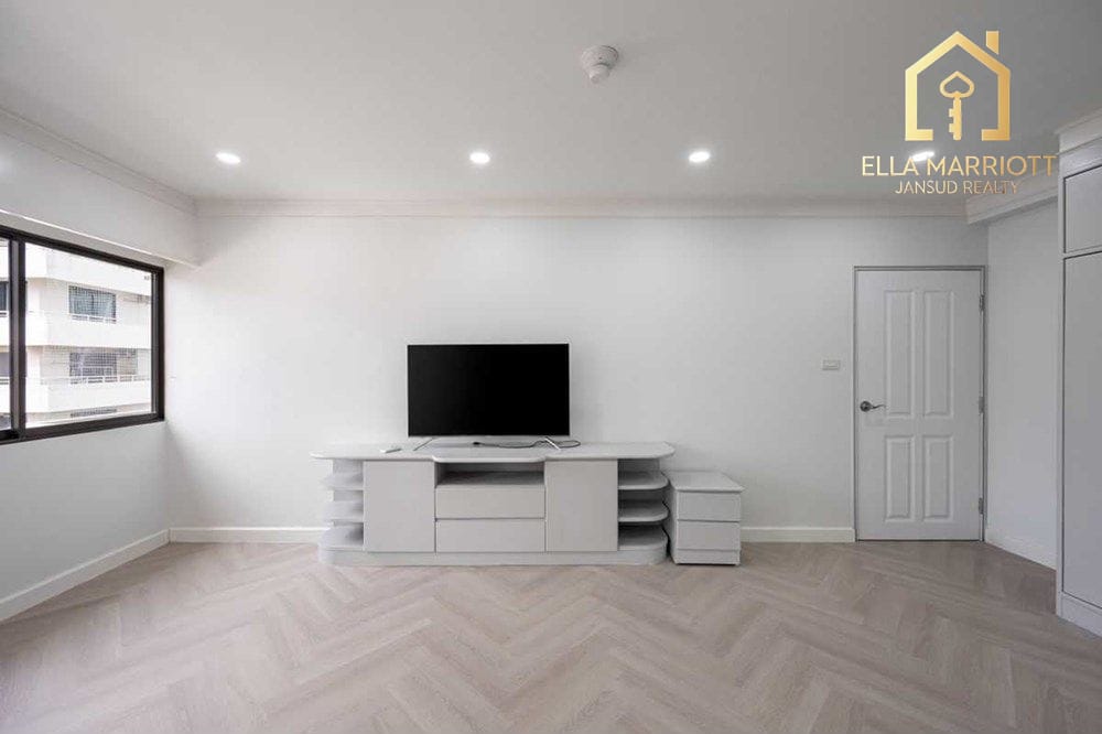 2-Bedroom Condo at Saranjai Mansion — 3 min walk to BTS Nana 21