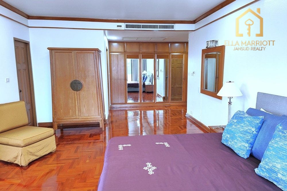 Pet-Friendly Condo with Maid's Quarter in Sukhumvit 26, Bangkok 13