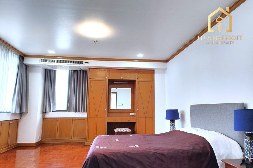 Pet-Friendly Condo with Maid's Quarter in Sukhumvit 26, Bangkok 14