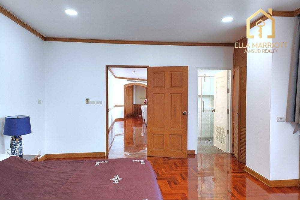 Pet-Friendly Condo with Maid's Quarter in Sukhumvit 26, Bangkok 15