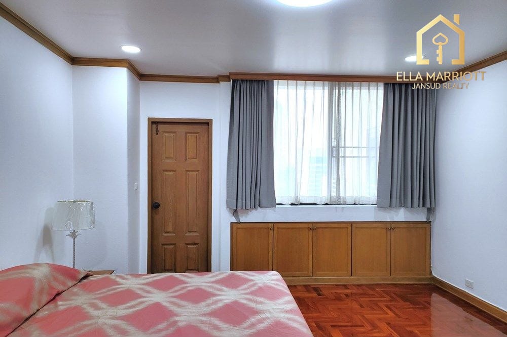 Pet-Friendly Condo with Maid's Quarter in Sukhumvit 26, Bangkok 16