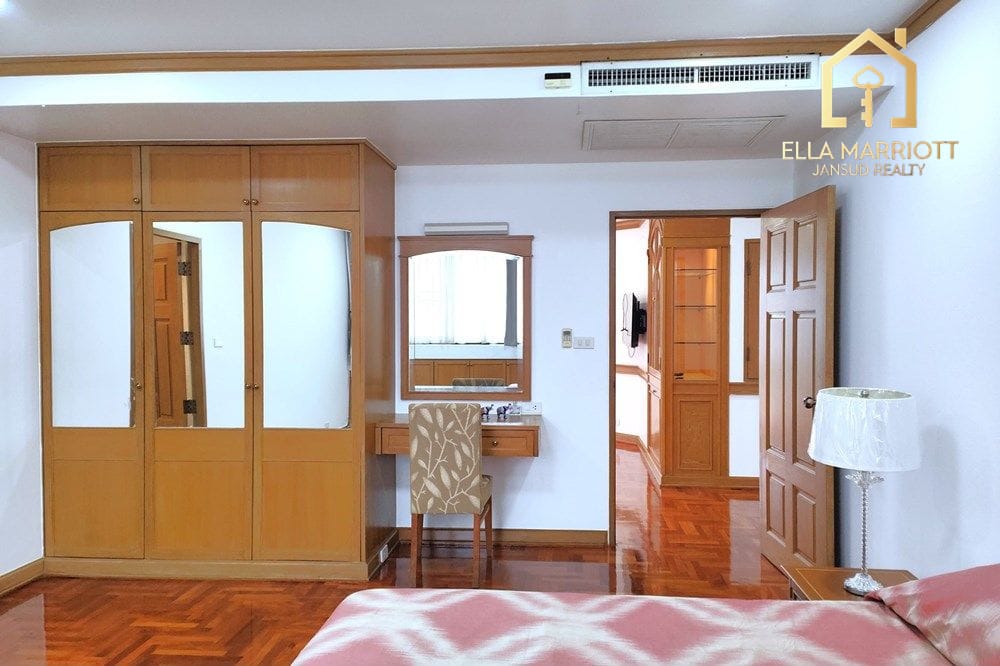 Pet-Friendly Condo with Maid's Quarter in Sukhumvit 26, Bangkok 17