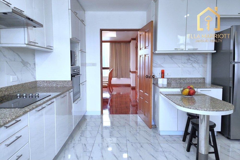 Pet-Friendly Condo with Maid's Quarter in Sukhumvit 26, Bangkok 18