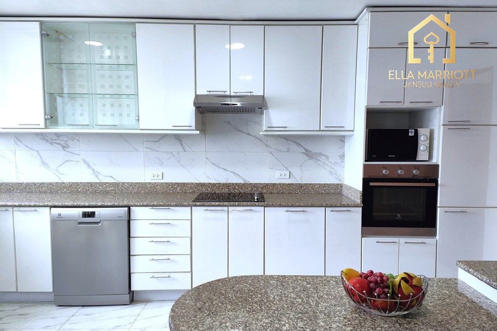Pet-Friendly Condo with Maid's Quarter in Sukhumvit 26, Bangkok 20