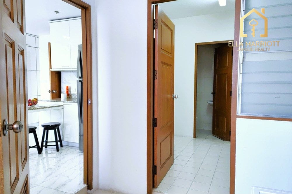 Pet-Friendly Condo with Maid's Quarter in Sukhumvit 26, Bangkok 21