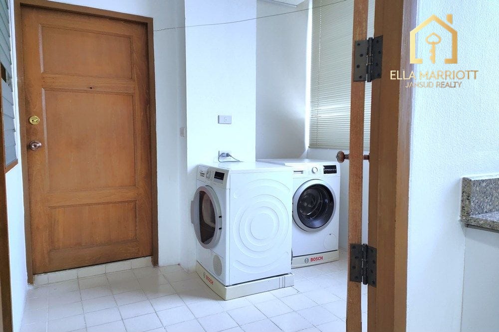 Pet-Friendly Condo with Maid's Quarter in Sukhumvit 26, Bangkok 22