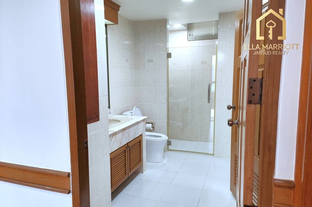 Pet-Friendly Condo with Maid's Quarter in Sukhumvit 26, Bangkok 23