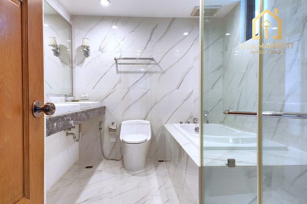 Pet-Friendly Condo with Maid's Quarter in Sukhumvit 26, Bangkok 24