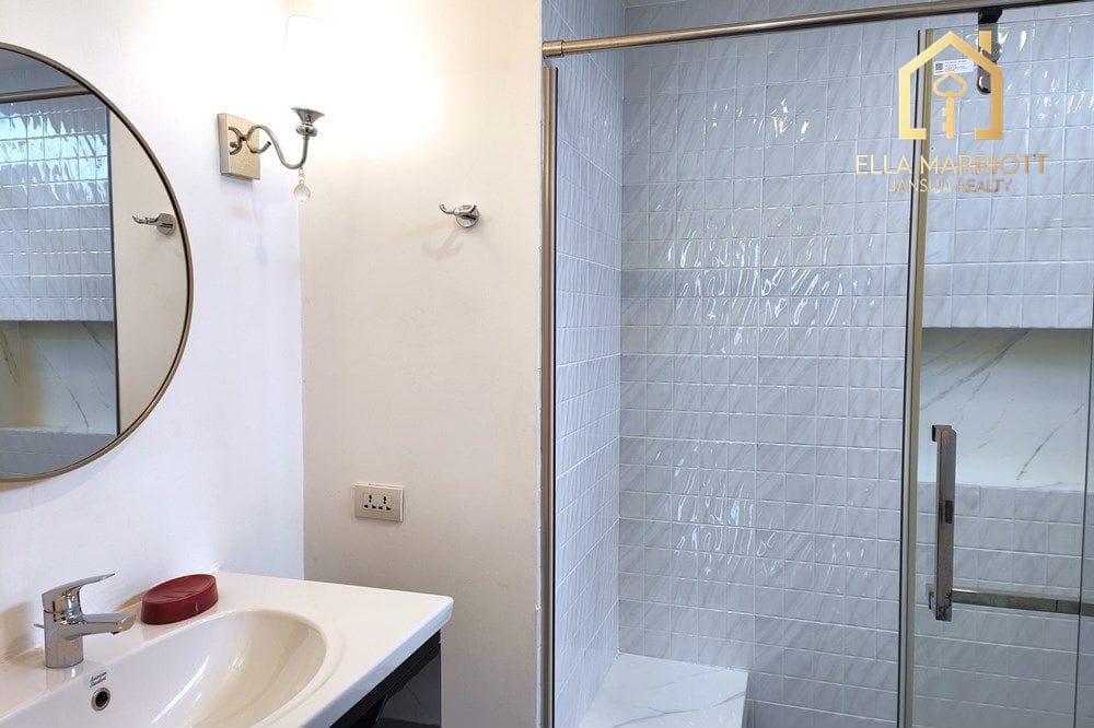 Pet-Friendly Condo with Maid's Quarter in Sukhumvit 26, Bangkok 25
