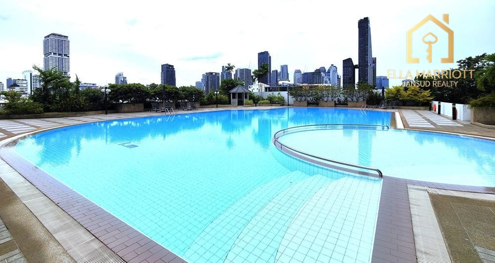 Pet-Friendly Condo with Maid's Quarter in Sukhumvit 26, Bangkok 27