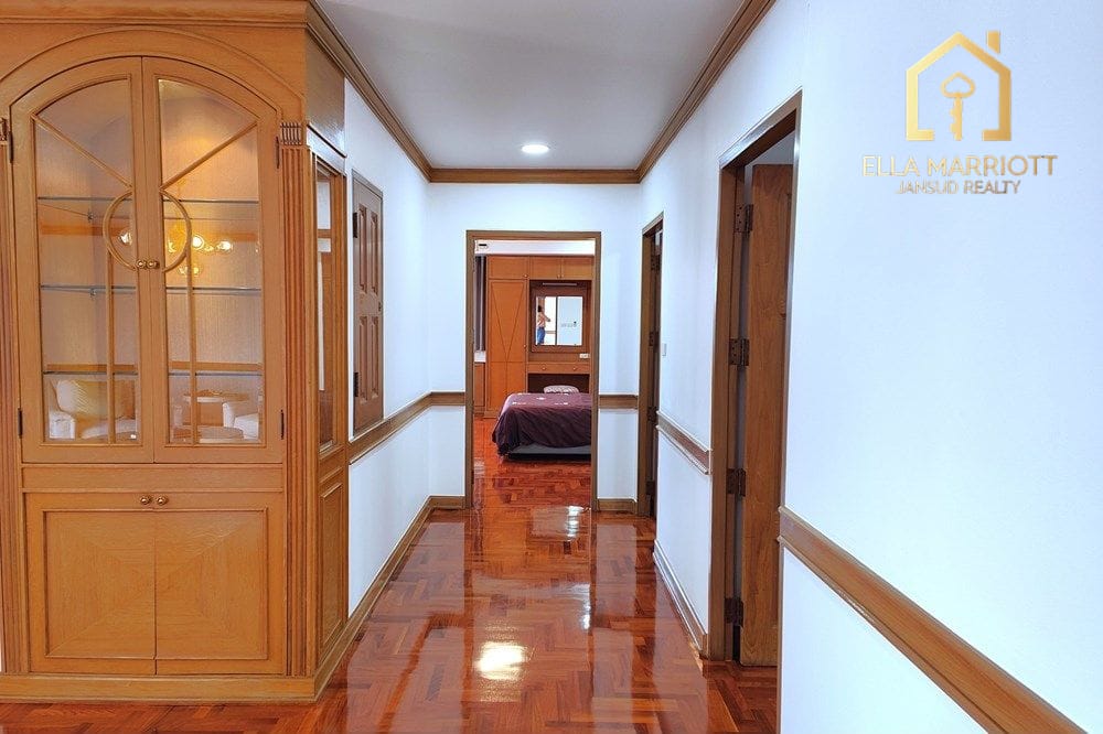 Pet-Friendly Condo with Maid's Quarter in Sukhumvit 26, Bangkok 5