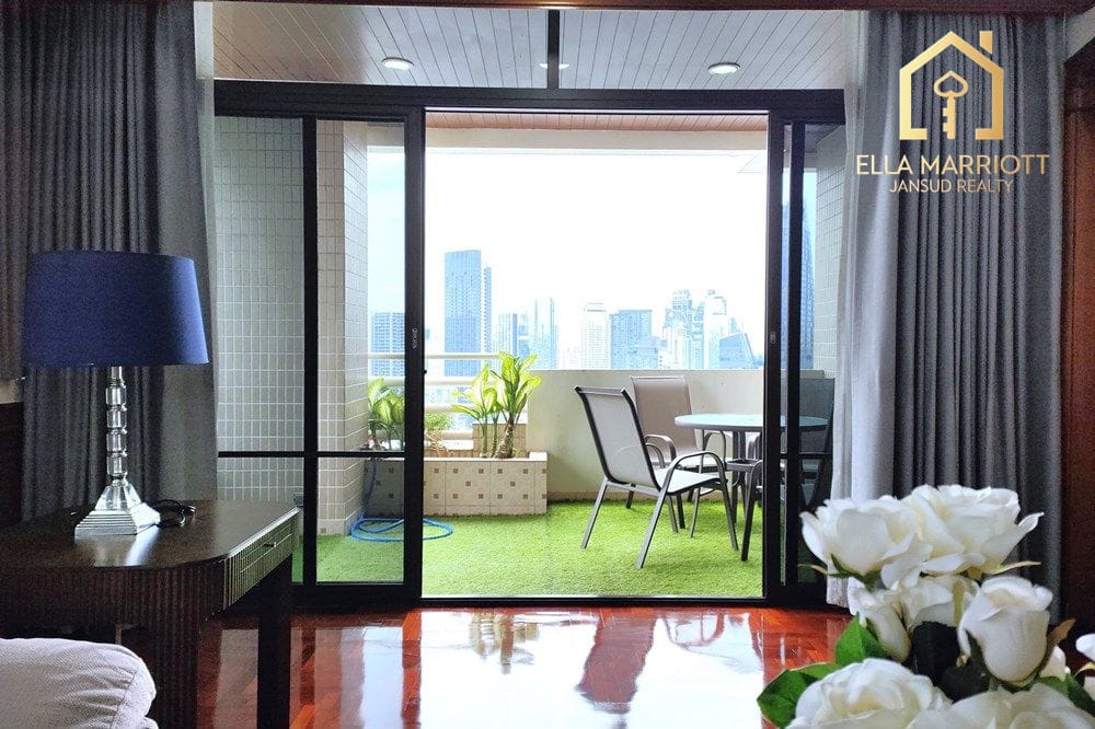Pet-Friendly Condo with Maid's Quarter in Sukhumvit 26, Bangkok 8