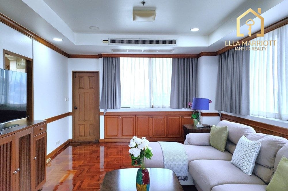 Pet-Friendly Condo with Maid's Quarter in Sukhumvit 26, Bangkok 9