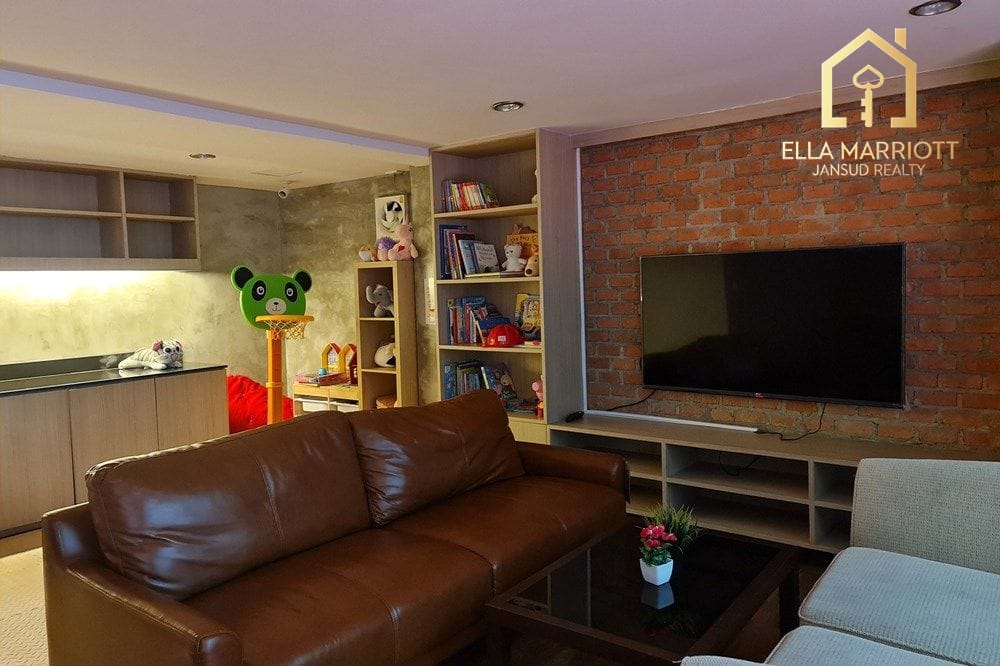 Newly Renovated 2-Bedroom Corner Unit | Low-Rise Condo in Thonglor 14