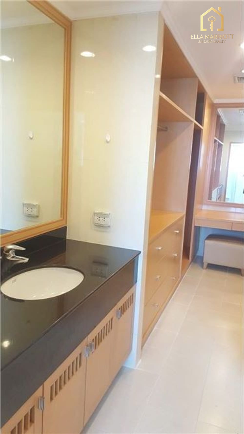 Apartmet 3 Bedrooms+Family room For Rent near BTS Phromphong 10