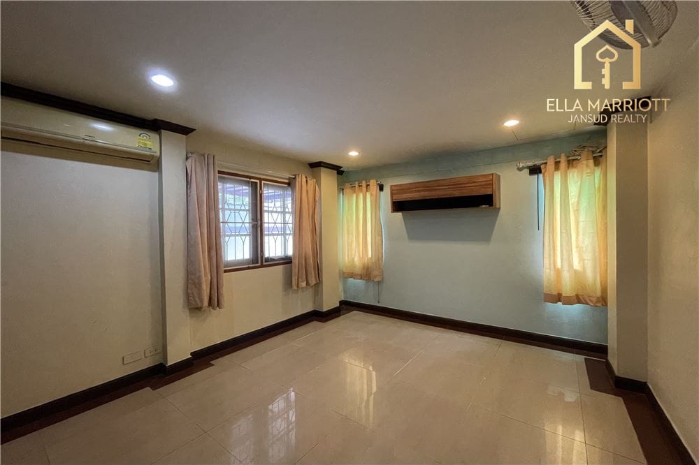 Spacious 4BR Family Home in Sukhumvit 71 Compound - For Rent 11