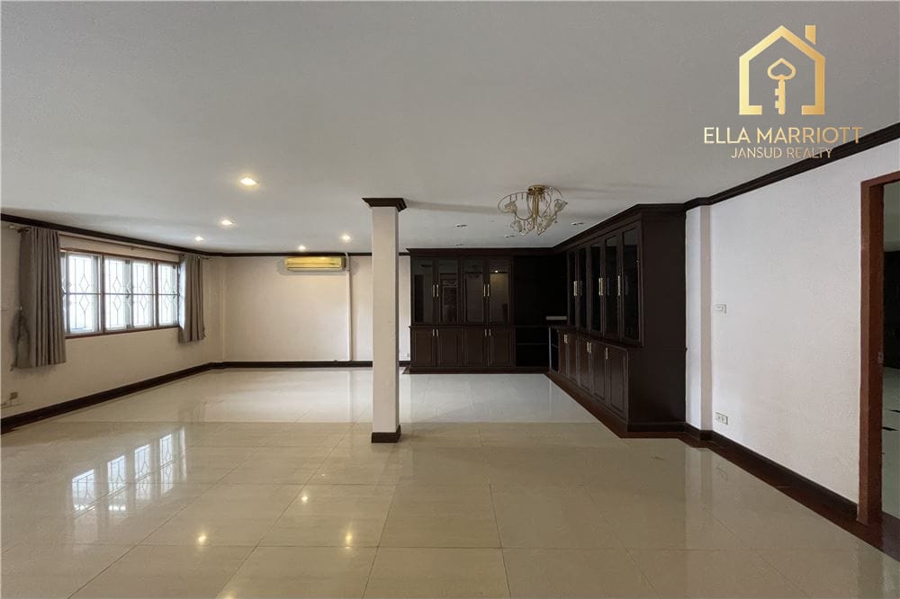 Spacious 4BR Family Home in Sukhumvit 71 Compound - For Rent 12