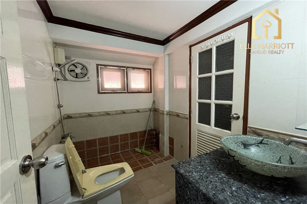 Spacious 4BR Family Home in Sukhumvit 71 Compound - For Rent 14